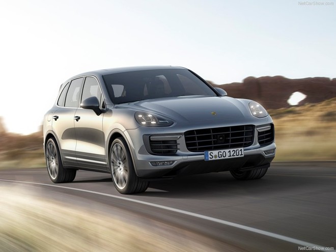 Porsche Cayenne - R$ 700 mil. Primeiro utilitário esportivo da marca, o Cayenne é um modelo luxuoso que não economiza na potência. Com um motor 4.8 V8 e tração nas quatro rodas, o veículo chega aos 100 km/h em 4,5 s. Ao pisar no acelerador, ele alcança até 279 km/h. |