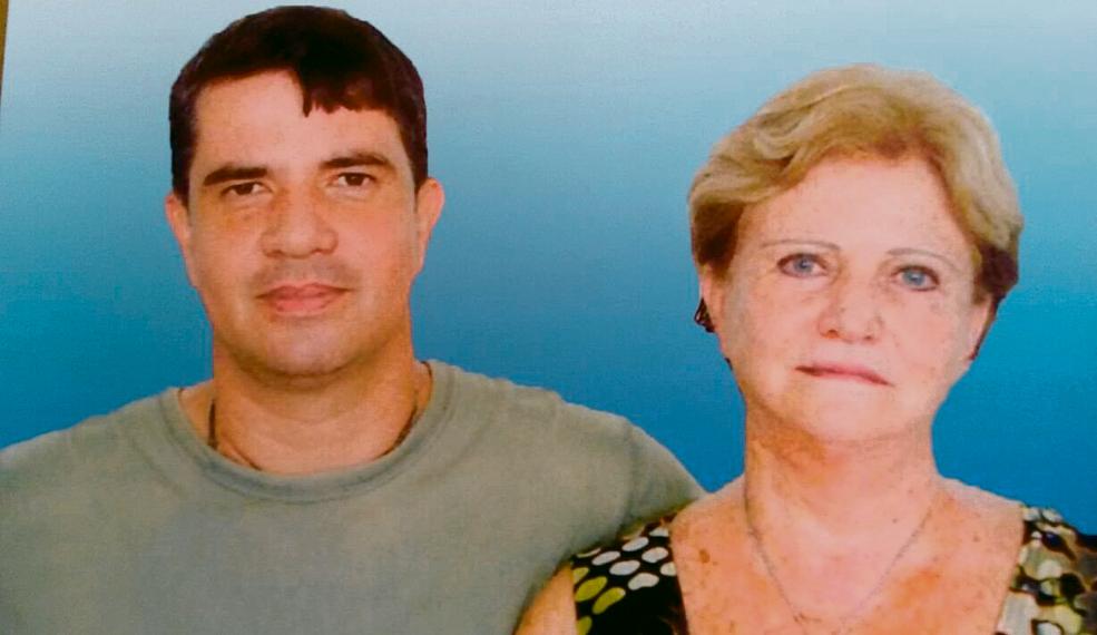 Rodrigo Gularte com a mãe, Clarisse Muxfeldt, durante visita dela ao filho na prisão em Jacarta em 2009. | Álbum de família
