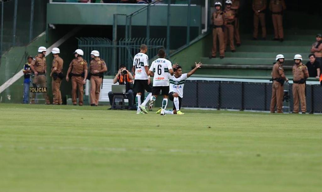 Rafhael Lucas lembra ídolo dos anos 60 e 70 na comemoração: menção ao “Flecha Loira’. | Coritiba/Divulgação