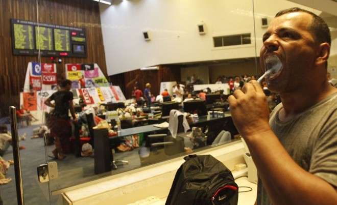 Improviso para escovar os dentes em pleno plenário |