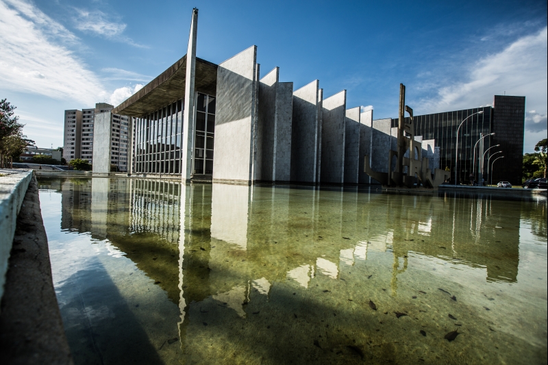 Fachada do TC: Corte depende de recursos repassados pelo governo do estado, que enfrenta dificuldades financeiras | Bruno Covello/Gazeta do Povo