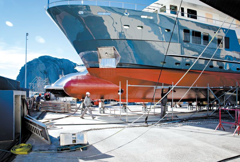 Um elevador submarino e um guindaste enorme tem ajudado La Ciotat a atrair iates de luxo que necessitam de reforma | marlene awaad para The New York Times