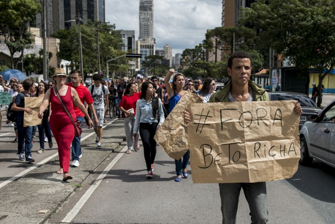 Manifestantes percorreram ruas do centro de Curitiba |
