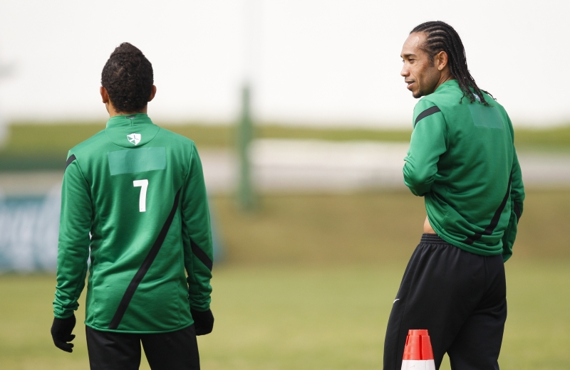 Desde abril de 2014, quando teve uma arritmia cardíaca, Everton Costa (à dir.) não voltou aos gramados | Hugo Harada/Gazeta do Povo