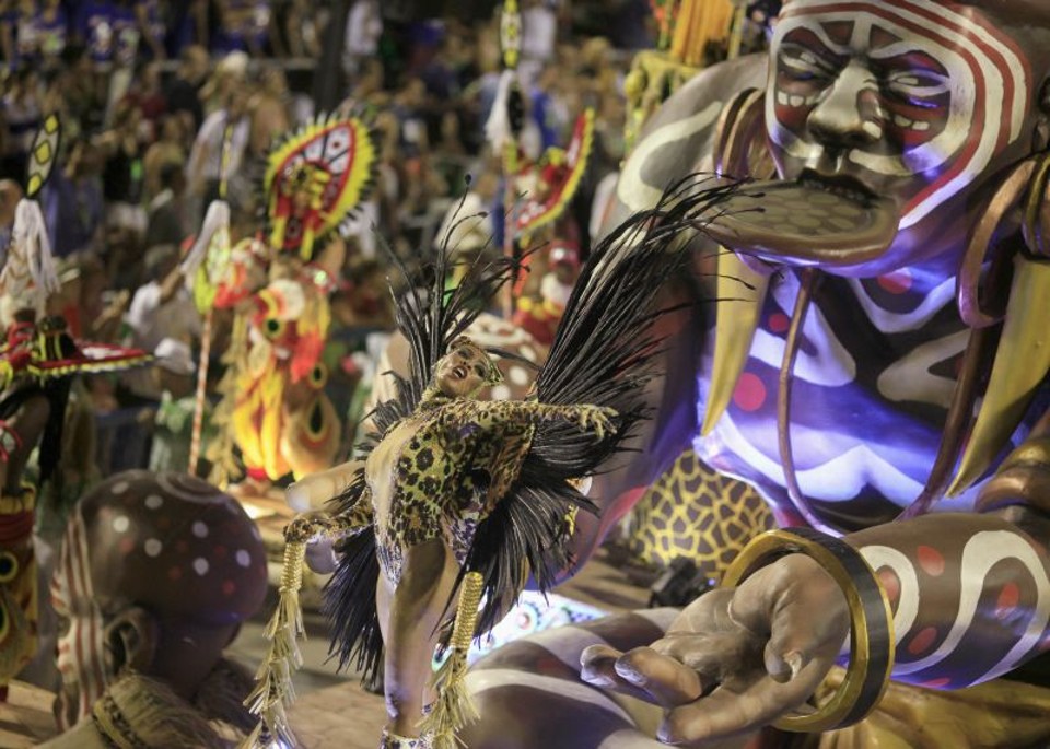 Imperatriz sai na frente com o Estandarte de Ouro de melhor escola | Ricardo Moraes/Reuters