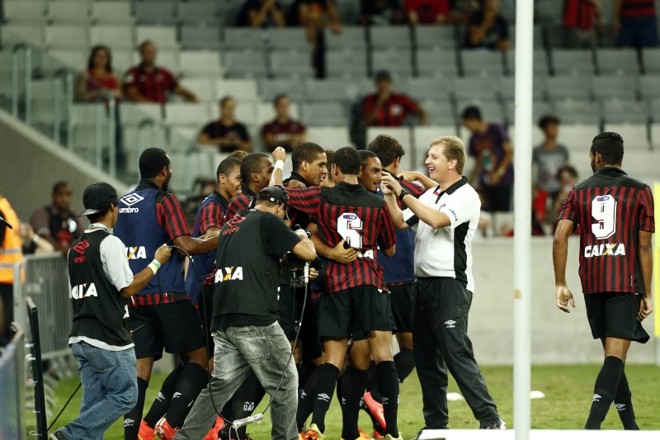 Jogadores do Atlético comemoram o gol de Lula, o segundo contra o Prudentópolis | 