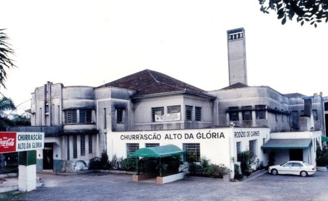 Points nos estádios:A modernização dos estádios de Curitiba derrubou três points clássicos para as torcidas da capital que viveram seus últimos anos na década de 90. O Couto Pereira perdeu o Churrascão Alto da Glória, tradicional restaurante que ficava ao lado do prédio da antiga social do clube, que também foi para o chão. Na Baixada, a construção da Arena extinguiu o ginásio, ponto de encontro dos atleticanos antes das partidas (inclusive para jogar uma pelada). Na Vila Capanema, ficou para a história o bar Oca, que servia um dos melhores bolinhos de carne da cidade, tanto durante as partidas no estádio, quanto para os jornalistas, durante os treinos. | 