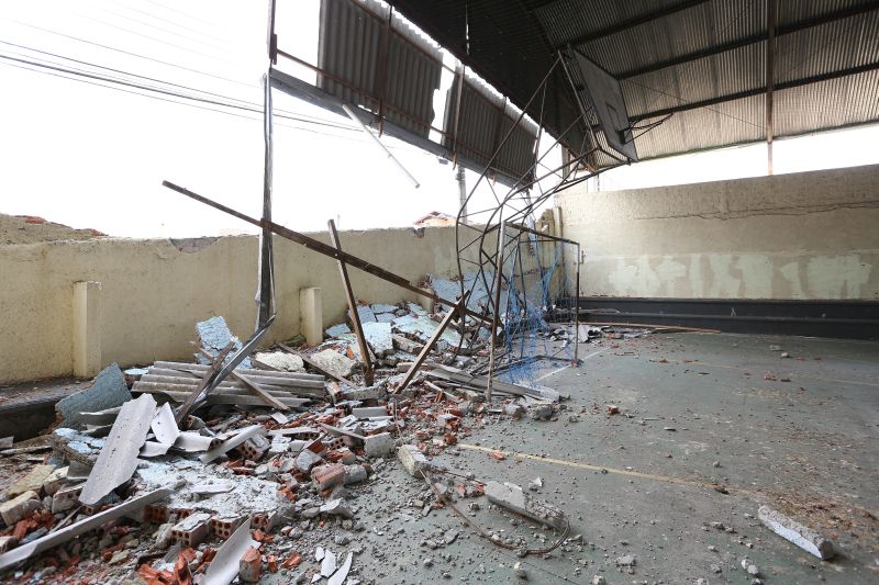 No Colégio Estadual João Loyola, no bairro Pinheirinho, em Curitiba, muro que caiu há um ano ainda não foi arrumado | Giuliano Gomes/ Gazeta do Povo