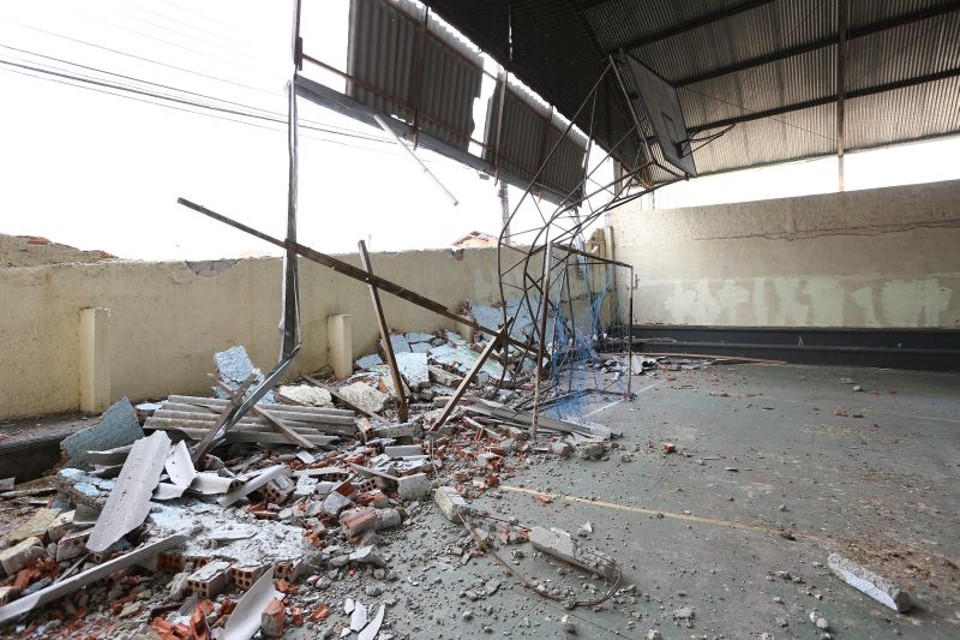 No Colégio Estadual João Loyola, no bairro Pinheirinho, em Curitiba, muro que caiu há um ano ainda não foi arrumado | Giuliano Gomes/ Gazeta do Povo