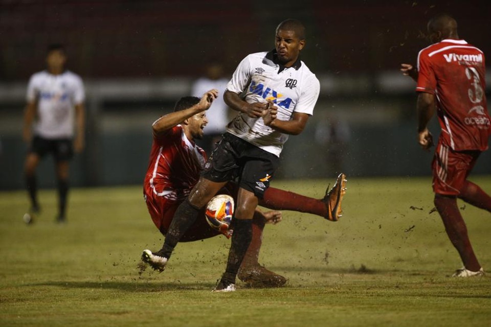 Lateral Marcão, do Atlético, disputa bola na derrota para o Rio Branco | Hugo Harada / Gazeta do Povo