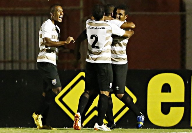 Jogadores do J. Malucelli comemoram o gol de Bruno Batata sobre o Paraná na Vila Capanema |