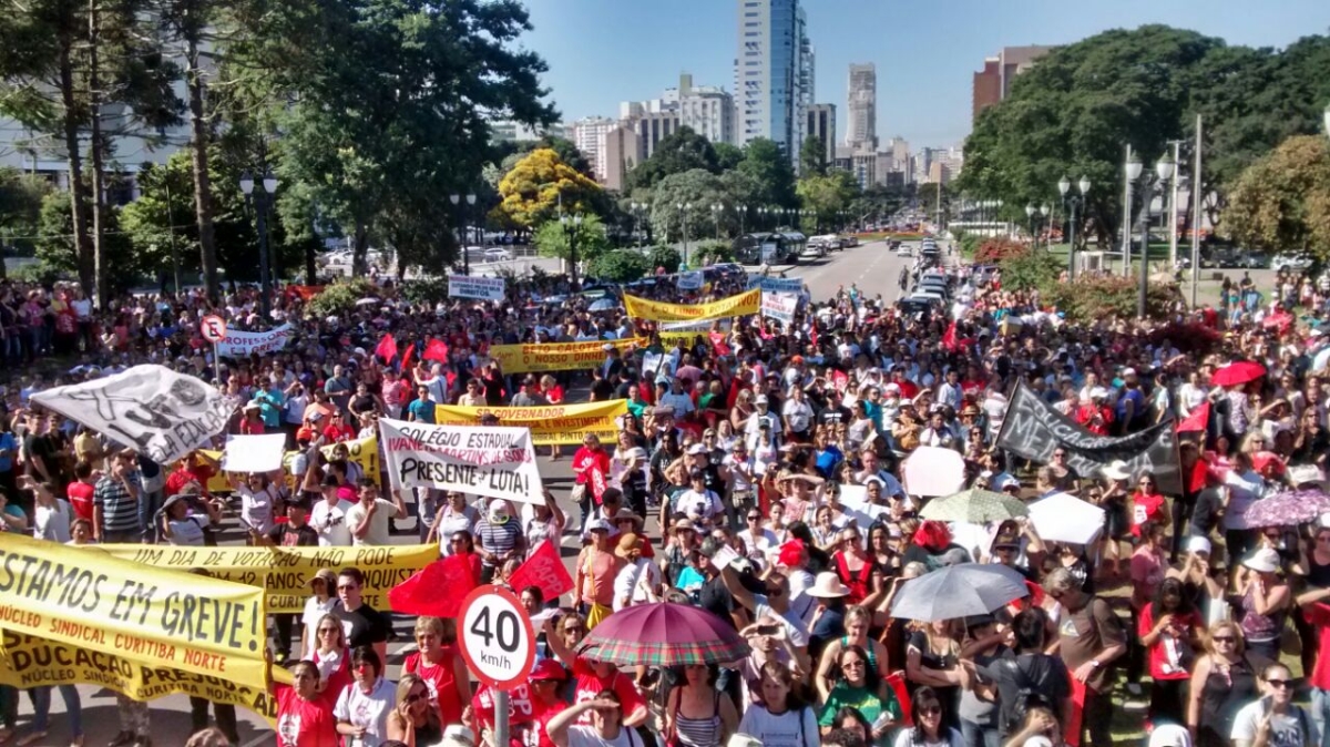Panorama da manifestação dos professores em frente à Assembleia | Jonathan Campos/Agência de Notícias Gazeta do Povo