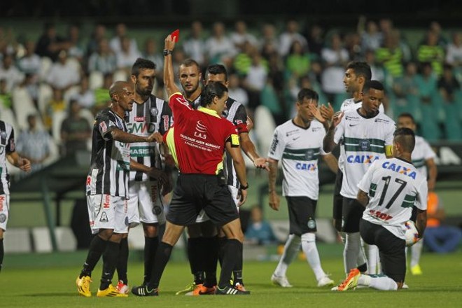Rodolpho Toski Marques mostra o vermelho para Leo Salino por falta violenta em Dudu. | 
