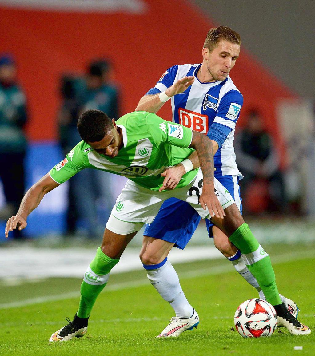 Luiz Gustavo (à esquerda), do Wolfsburg, disputa bola com Pekarik (direita), jogador do Hertha | PETER STEFFEN/EFE