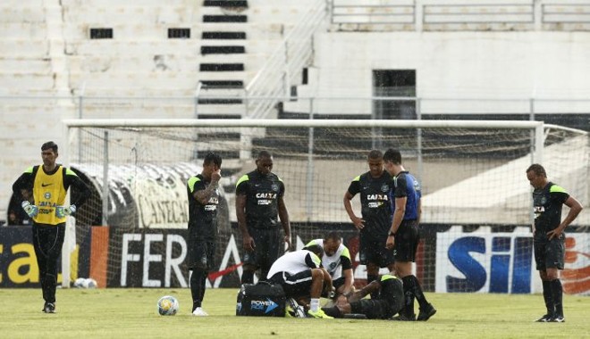 Rosinei caiu após pancada forte. Mas logo estava de volta |