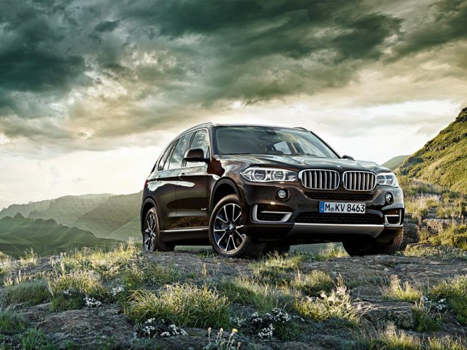BMW X5 - R$ 474.950 (top de linha). Outro SUV pertencente à coleção de Batista, o X5 é um dos modelos mais 'avantajados' da montadora. São 4,88 metros de comprimento e 2,93 m de entre-eixos. Para movê-lo, a BMW o embarcou com um motor 3.0 de 306 cv, que chega aos 100 km/h em 6,5 s e tem a velocidade máxima limitada em 250 km/h. |
