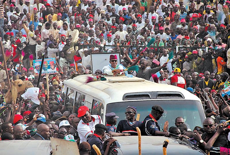 Os avanços do Boko Haram empurraram os nigerianos de volta para o ex-general Muhammadu Buhari, acima em um comício | Sani Maikatanga/Associated Press