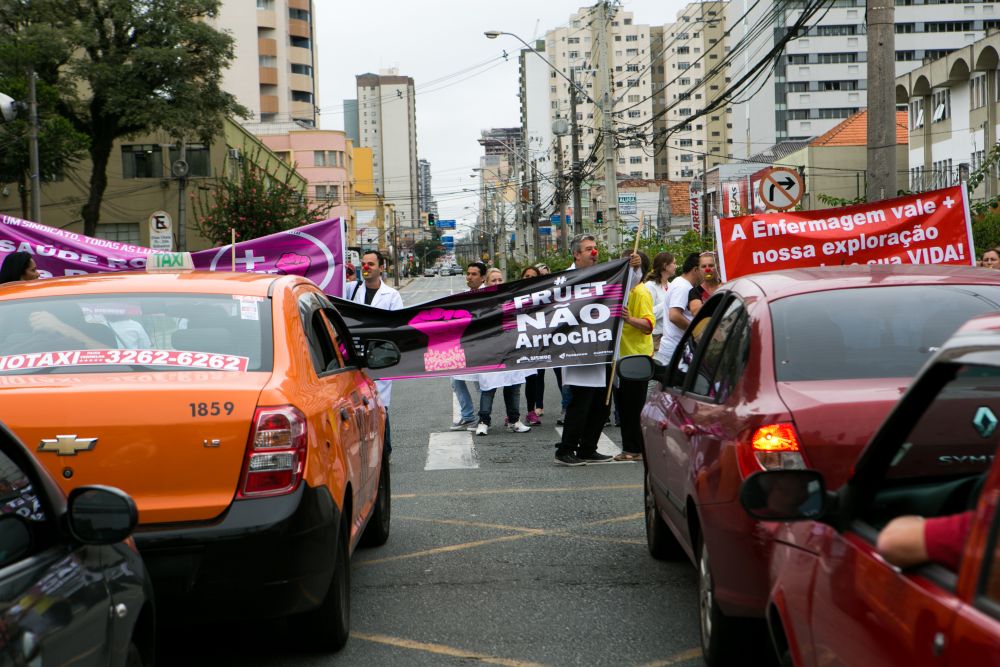Cerca de 250 manifestantes fizeram uma passeata por aproximadamente 40 minutos, impedindo o trânsito em um dos sentidos na Avenida Visconde de Guarapuava | Brunno Covello/ Gazeta do Povo
