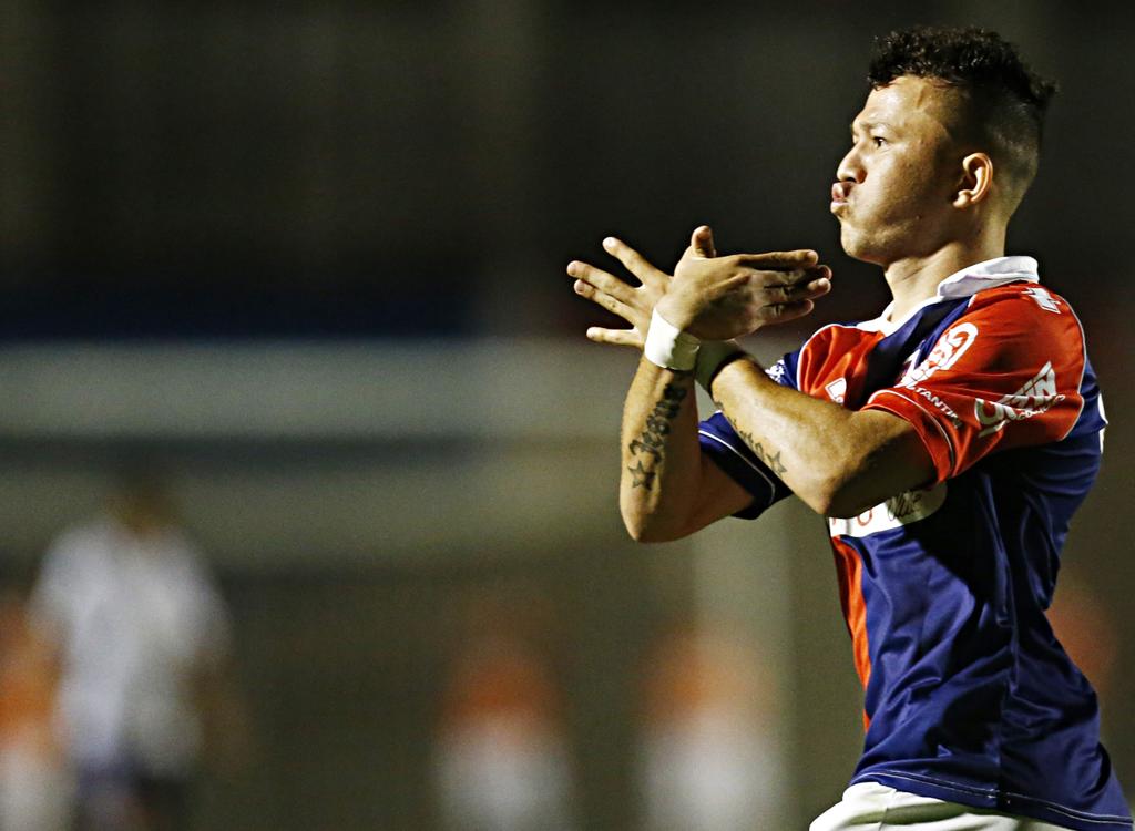Parceiro de Paulo Henrique no ataque paranista, Rossi comemora o terceiro gol do time da Vila contra o Nacional de Rolândia. | Hugo Harada/Gazeta do Povo