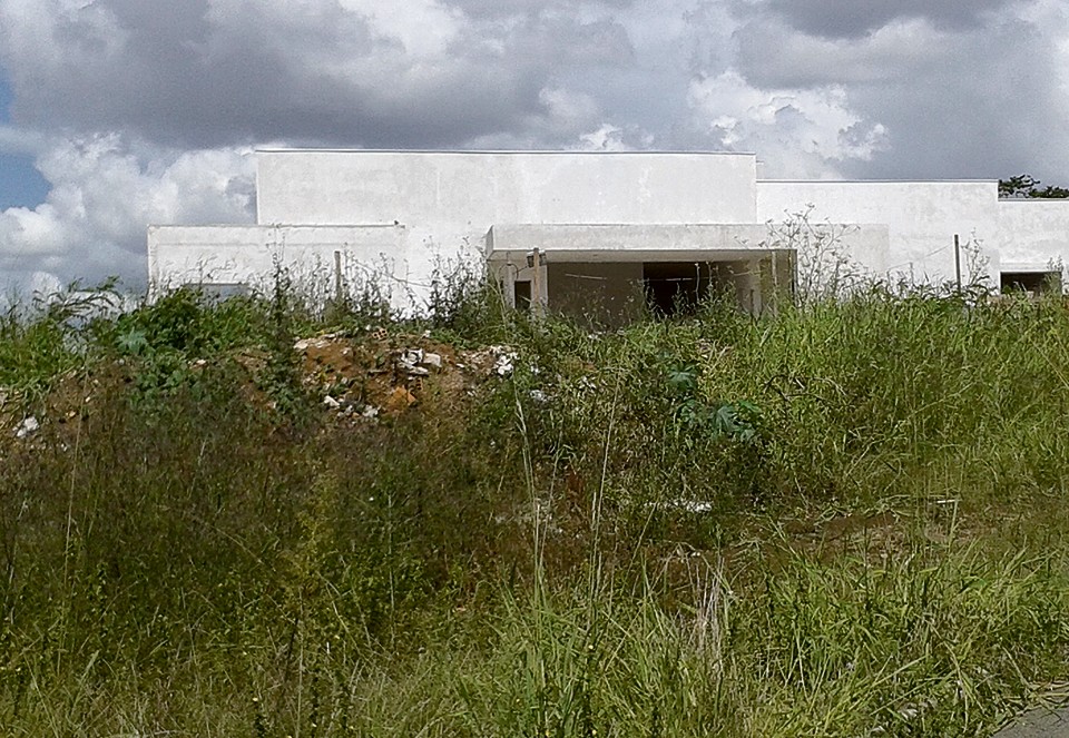 Construção do CMEI Portão II está parada há tanto tempo que foi tomada pelo mato. | Fotos: Antônio More/Gazeta do Povo