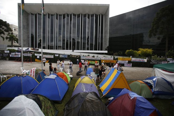 Servidores em greve permanecem acampados no Centro Cívico | 
