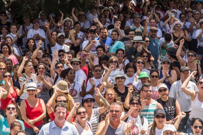 Servidores protestam contra votação do pacotaço de Richa | 
