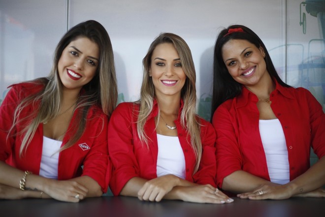 Mulheres contratadas para recepcionar nos estandes fazem parte do batalhão de mais de 4 mil pessoas que trabalha no evento. | 