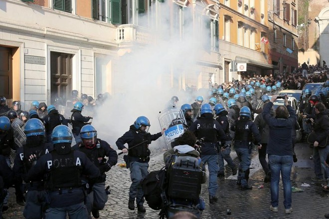 Fonte de Barcaccia, na Piazza di Spagna, em Roma, danificada por torcedores do Feynoord | 