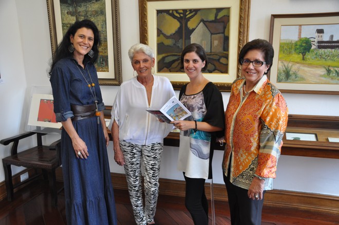 Em celebração no Solar do Rosário, que inicia em março programação de novos cursos, o dínamo Regina Casillo (última à direita), precedida pela filha, Lucia Casillo Malucelli, com as professoras Michele Serena (de vestido azul) e Lélia Brown (de camisa branca). Brown discorrerá sobre desenho para a prova específica de vestibular, já Michele ministrará o curso de História da Fotografia. | Divulgação