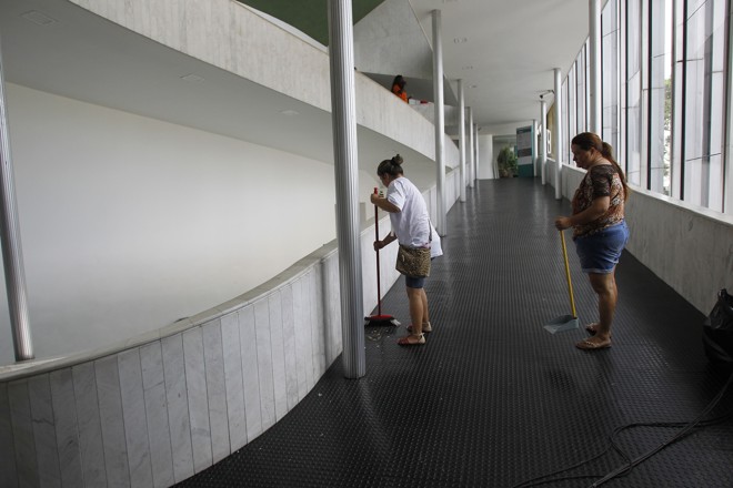 Manifestantes varrem os corredores da Assembleia |