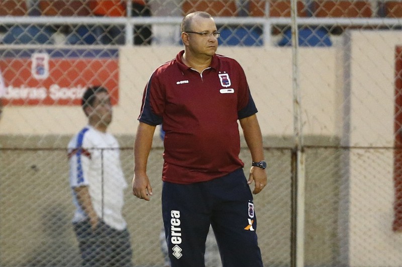Técnico Luciano Gusso confirmou que crise fora do campo influenciou na derrota do Paraná para o J. Malucelli | Hugo Harada / Gazeta do Povo