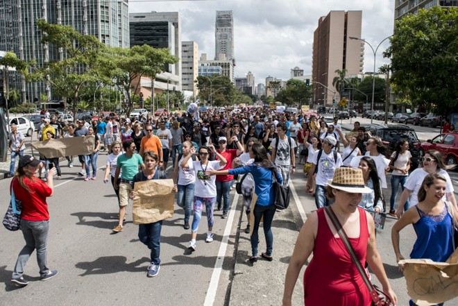 Manifestantes percorreram ruas do centro de Curitiba |
