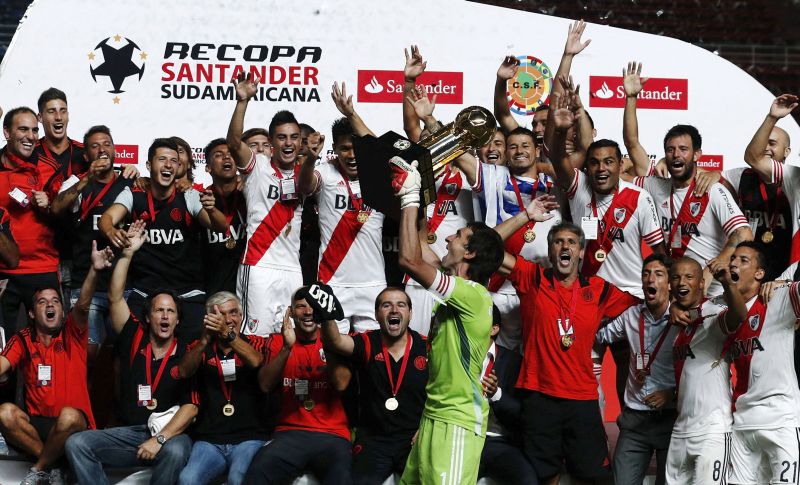 Goleiro Marcelo Barovero ergue a taça da Recopa Sul-Americana conquistada pelo River Plate. | Marcos Brindicci/ Reuters