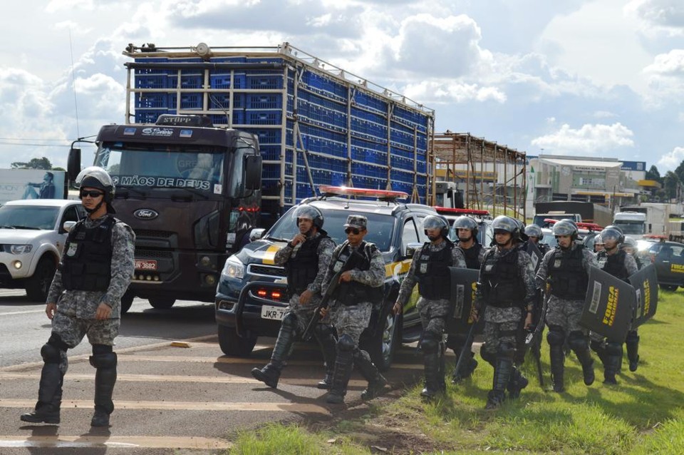 Agentes da Força Nacional tiveram de conter os manifestantes ontem, na BR-277, em Cascavel: fogo em pneus e carga na pista. | Luiz Carlos da Cruz/Gazeta do Povo
