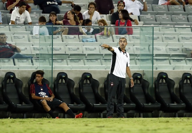 Técnico do Atlético, Marcelo Vilhena, orienta jogadores no jogo contra o Prudentópolis | 