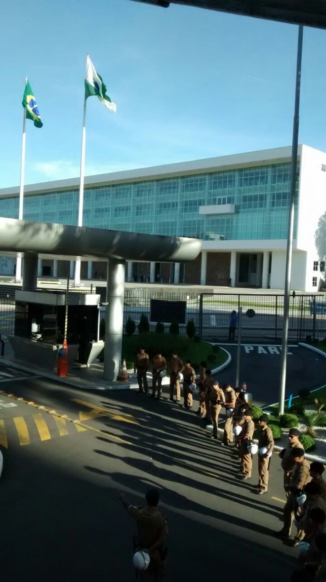 Policiais fazem um cordão de isolamento no prédio |
