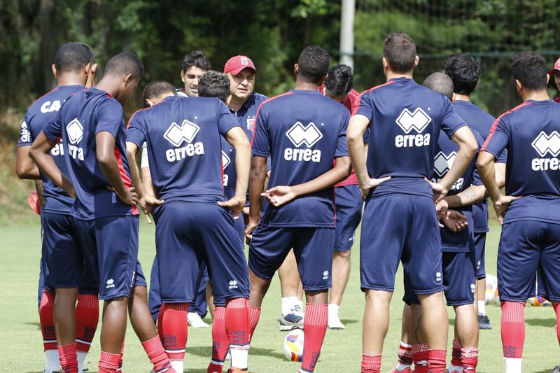 Luciano Gusso conversa com o elenco no treino desta quinta-feira: Tricolor terá mudanças para jogo com o Maringá | Henry Milléo / Gazeta do Povo