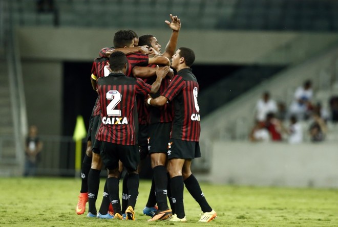 Jogadores do Atlético comemoram o gol marcado por Caique | 
