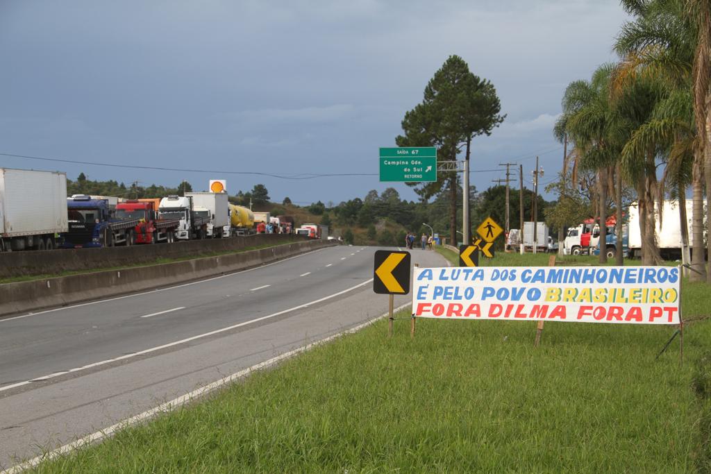 Bloqueio na BR-116 na tarde de ontem: Justiça mandou liberar trechos federais, mas protestos continuam. | Gerson Kaina/Tribuna do Parana