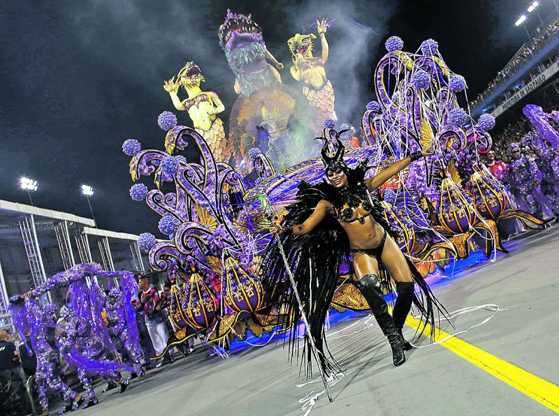 Rosas de Ouro entrou no Sambódromo paulistano falando de tempestades e encantou o público | NACHO DOCE/REUTERS