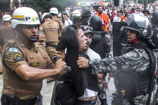 Policiais contêm manifestante |