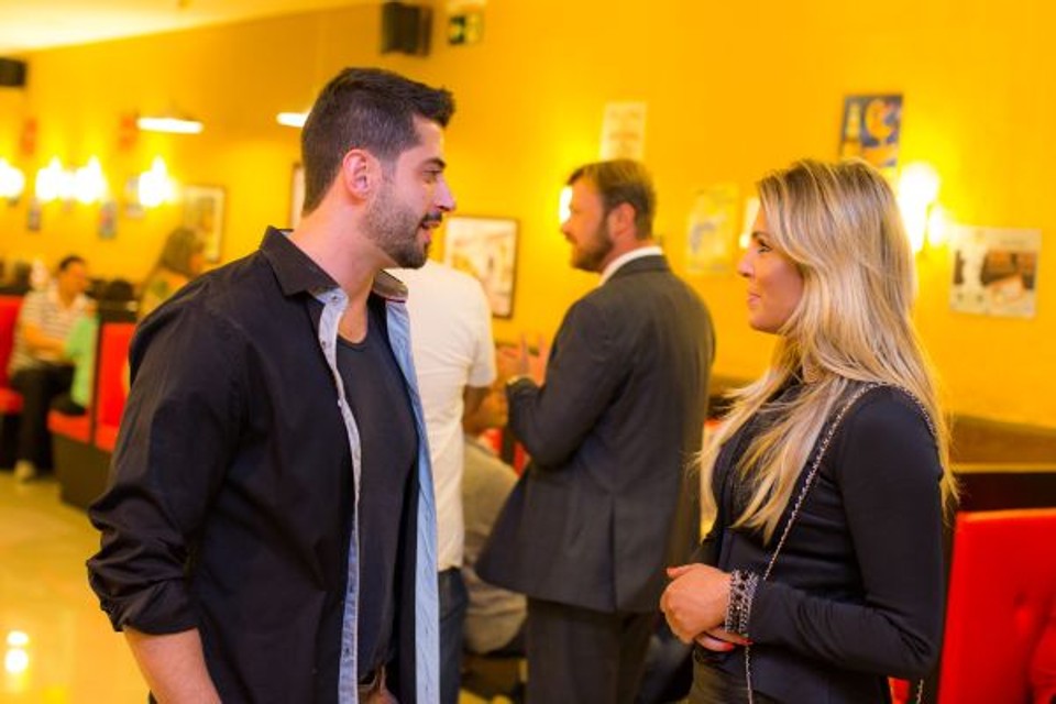 Dez anos separam os xarás e ex-BBB Marcelo Karam Zagonel (2014) e Marcela "Mama" Queiroz (2004). Os dois se encontraram e bateram um longo papo na inauguração da hamburgueria Rocket Burguer & Steak House na noite de terça-feira, na Rua Chile, no Rebouças | Júlio Cesar Souza