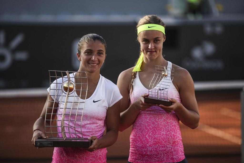 A tenista italiana Sara Errani (esquerda) segura troféu de campeã do Rio Open, ao lado da eslovaca Anna Schmiedlova, vice-campeã | Antonio Lacerda/EFE