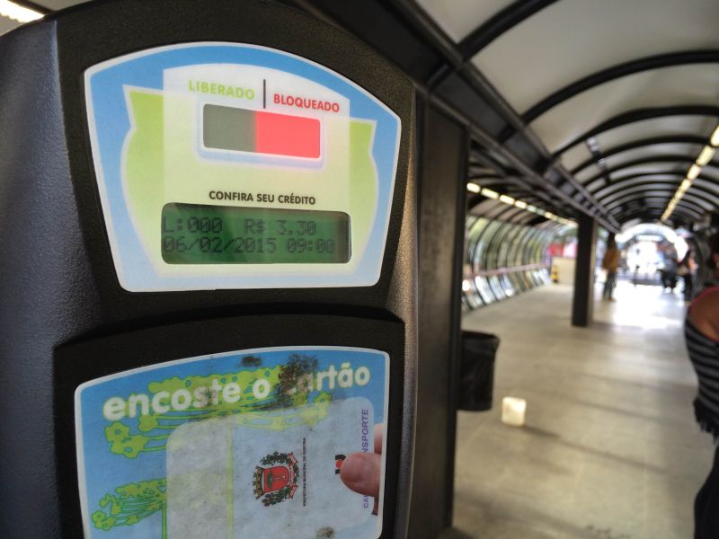 Validadores mostram novo valor de tarifa de R$ 3,30, mas Urbs garante que quem pagar no cartão só terá descontado R$ 2,85 | Fernanda Trisotto / Gazeta do Povo
