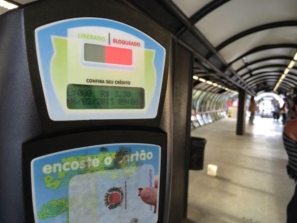 Validadores mostram novo valor de tarifa de R$ 3,30, mas Urbs garante que quem pagar no cartão só terá descontado R$ 2,85 | Fernanda Trisotto / Gazeta do Povo