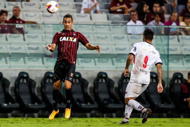 Atleticano Gustavo Marmentini disputa bola com o paranista Carlinhos |
