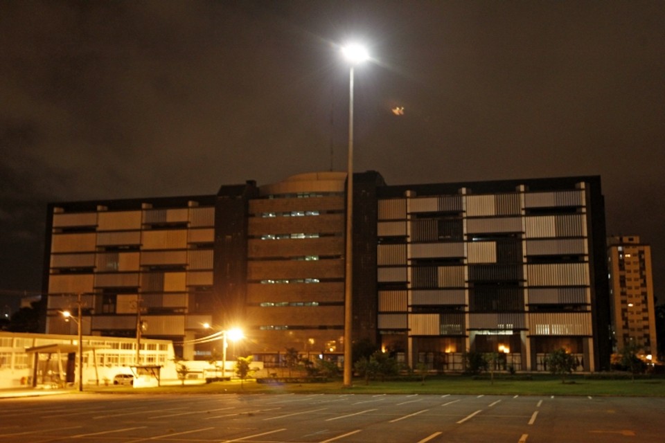 Governo do Paraná cobra economia, mas mantém pequenos desperdícios Palácio das Araucárias com luzes acesas numa noite de sábado, dia sem expediente | Antônio More/Gazeta do Povo