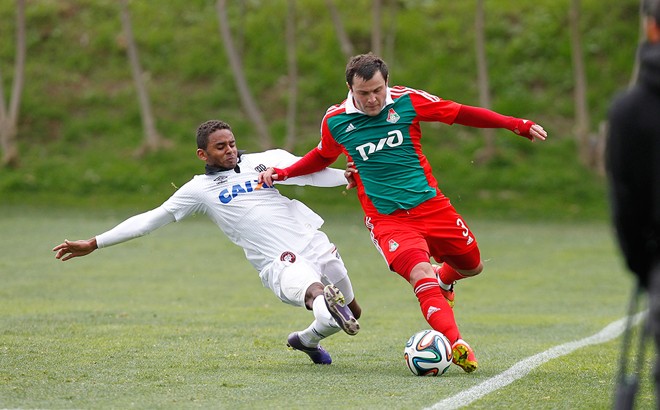 Deivid chega forte em Kasaev, do Lokomotiv, em mais um dos lances fortes do jogo na Espanha. | 
