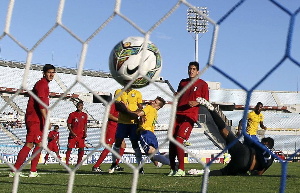 Léo Pereira cai no gramado após fazer o gol que fechou o placar em Montevidéu. | Jorge Adorno/ Reuters