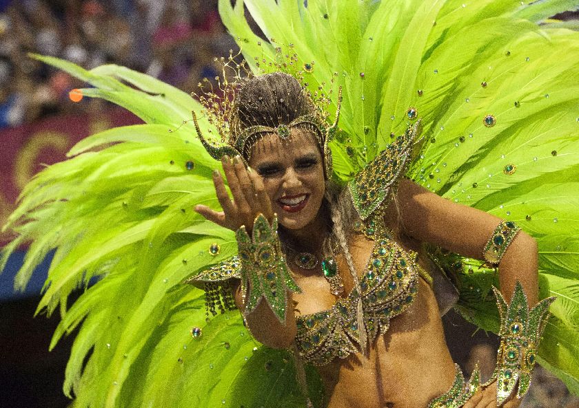 Passista da escola Dragões da Real, uma das elogiadas após a primeira noite de desfiles em São Paulo | Bosco Martín/EFE